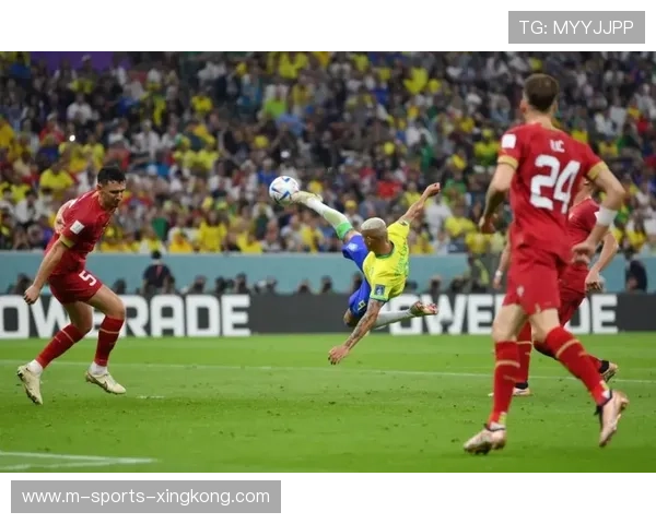 皇马维尼修斯脚踝轻巧拨球后爆射轰入球门,演绎激情四射的精彩瞬间